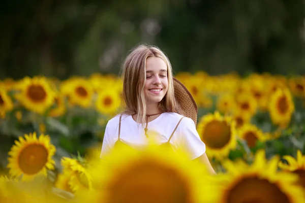 ひまわり畑の10代の女の子 — ストック写真