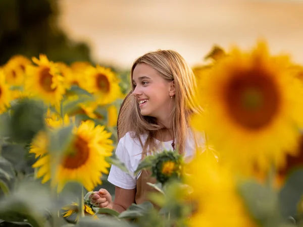 Дівчина Підліток Полі Соняшників — стокове фото