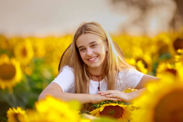 Gadis Remaja Lapangan Bunga Matahari — Stok Foto