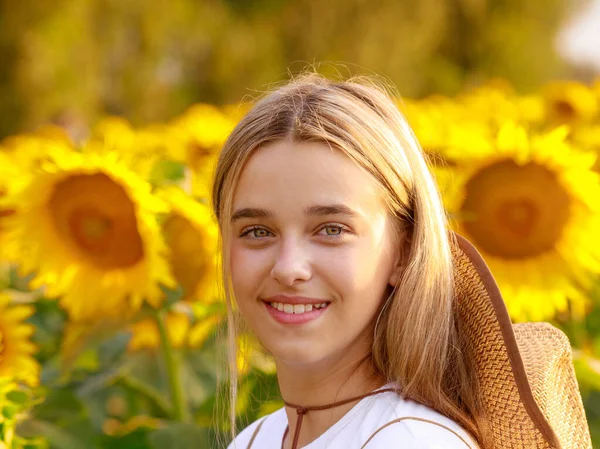 Menina Adolescente Campo Girassóis — Fotografia de Stock