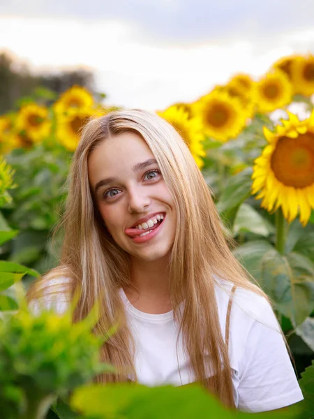 Teen Girl Field Sunflowers — Stock Photo, Image
