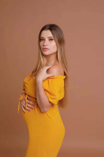 Femeie Gravidă Studio Fundal Bej — Fotografie, imagine de stoc