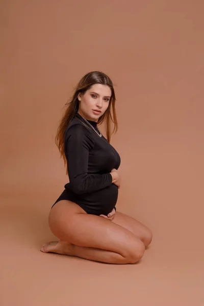 Έγκυος Γυναίκα Στο Στούντιο Μπεζ Φόντο — Φωτογραφία Αρχείου