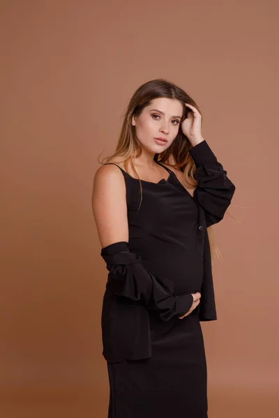 Zwanger Vrouw Studio Beige Achtergrond — Stockfoto