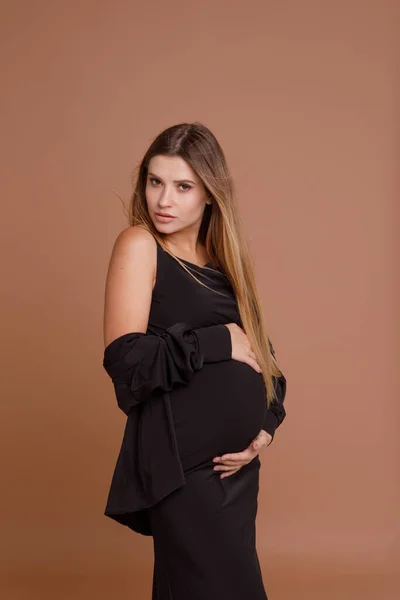 Zwanger Vrouw Studio Beige Achtergrond — Stockfoto