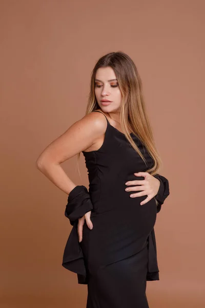 Gravid Kvinna Studio Beige Bakgrund — Stockfoto