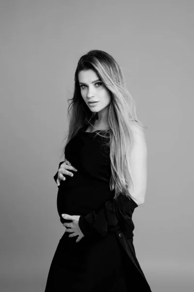 スタジオでかなり妊娠中の女性 — ストック写真