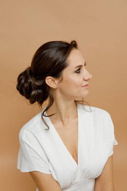 Duman gibi gözleri olan genç bir kadın.