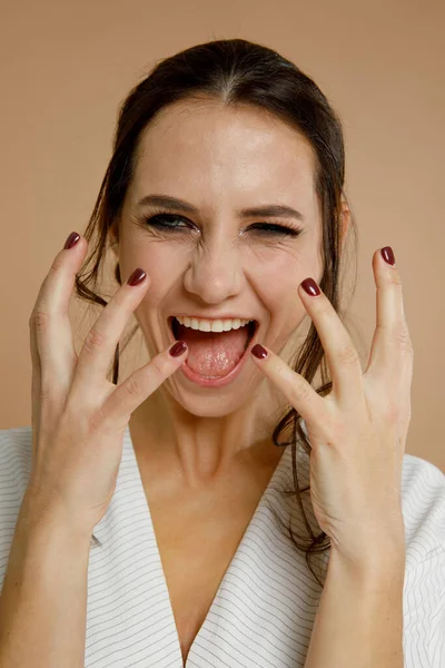 Jonge Vrouw Met Rokerige Ogen Make — Stockfoto