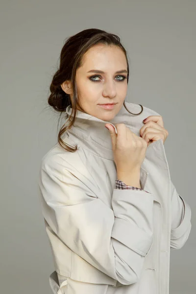 Mujer Joven Con Ojos Ahumados Maquillaje — Foto de Stock