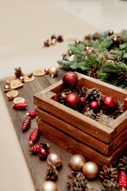 Noel dekorunun elementleri (kırmızı Noel topları, yakın çekim)