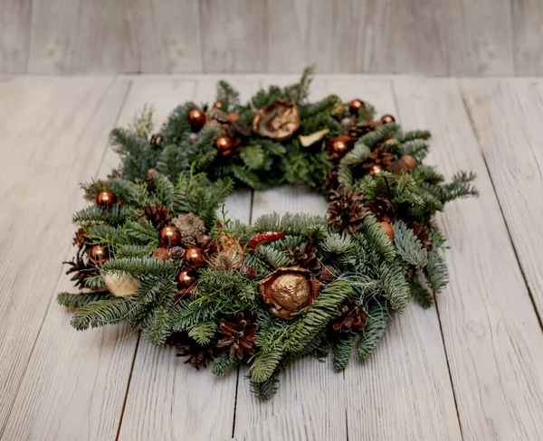 Corona Navidad Decorada Con Nueces Conos Pino Perlas —  Fotos de Stock