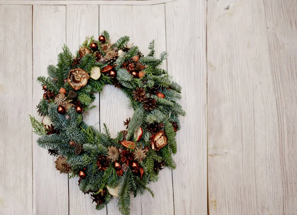 Weihnachtskranz Verziert Mit Nussschalen Tannenzapfen Perlen — Stockfoto