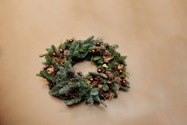 ナッツシェル 松のコーン ビーズで飾られたクリスマスの花輪 — ストック写真