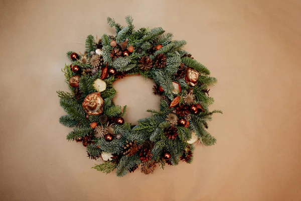 Corona Navidad Decorada Con Nueces Conos Pino Perlas — Foto de Stock