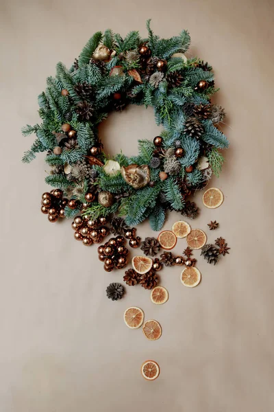Weihnachtskranz Verziert Mit Nussschalen Tannenzapfen Perlen — Stockfoto