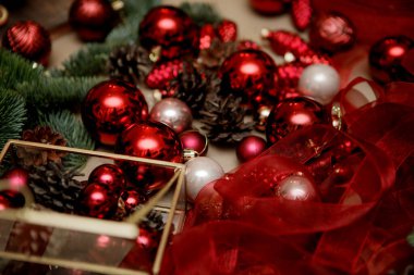 Noel dekorunun elementleri (kırmızı Noel topları, yakın çekim)