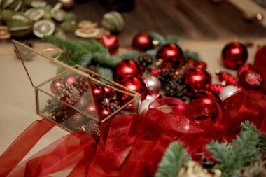 Noel dekorunun elementleri (kırmızı Noel topları, yakın çekim)