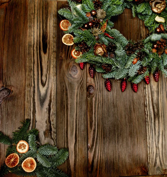 木製の板の背景にクリスマスの装飾の要素 — ストック写真