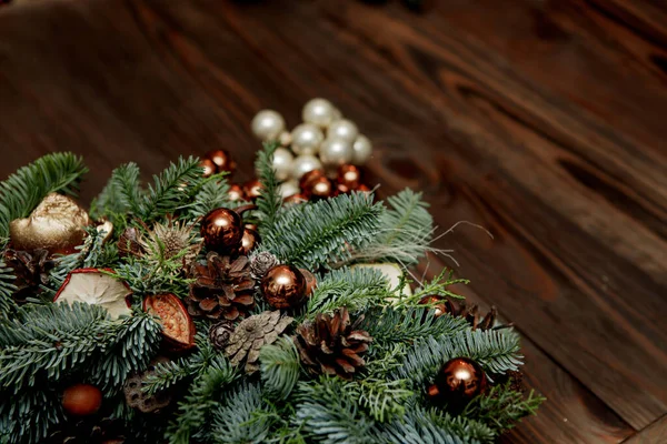 木製の板の背景に飾られたクリスマスリースの要素 — ストック写真