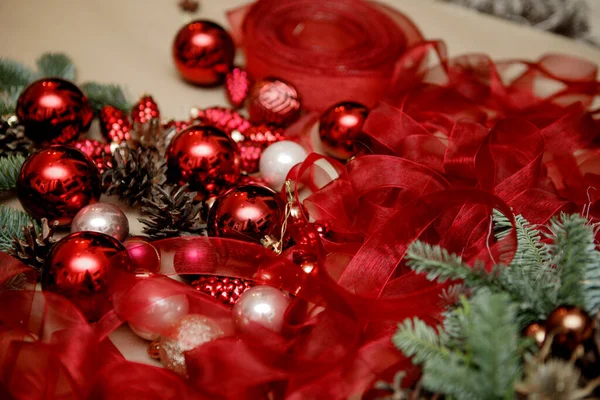 クリスマスの装飾の要素 赤いクリスマスボール クローズアップ — ストック写真
