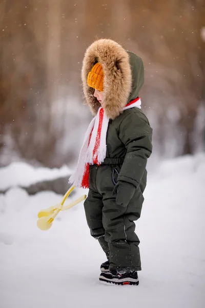 Petit Garçon Salopette Hiver Chaude Hiver Dans Parc — Photo