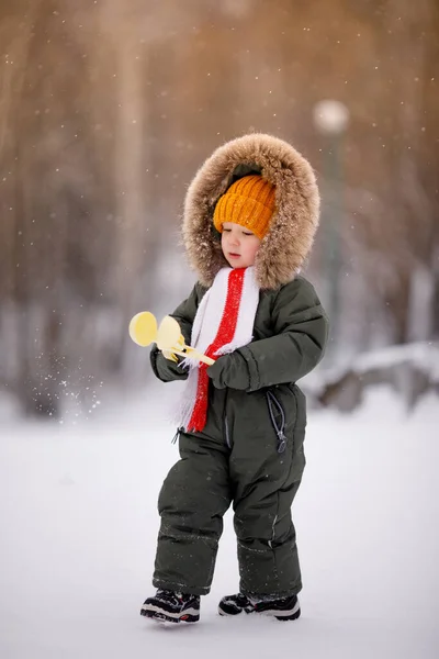 Petit Garçon Salopette Hiver Chaude Hiver Dans Parc — Photo