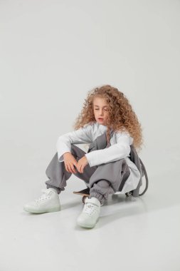 Stüdyodaki kıvırcık saçlı kız.