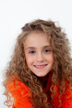 Turuncu uzun kollu tişörtlü kıvırcık kız