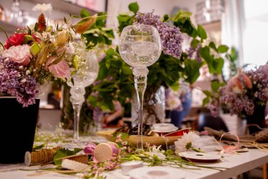 Çiçek buketleri yapmakta ustalaşmış.