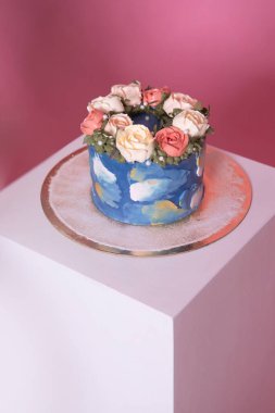 krem çiçeklerle süslü pasta