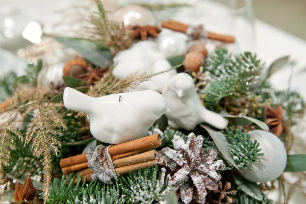 Noel dekorasyon iç kullanarak dal, iğneler, koniler, cinna — Stok fotoğraf