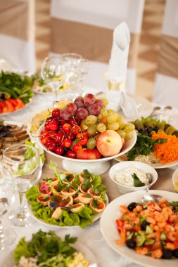 Meyve ve aperatifler, Salatalar ve kiraz ile festival tablo