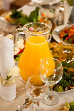 Gıda ile tatil masanın ortasında portakal suyu sürahi