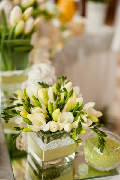 Bröllops bord dekorerad med färska blommor — Stockfoto