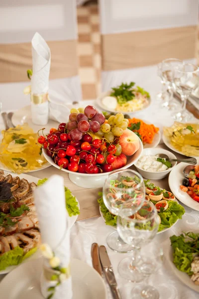Holiday bord med kanapéer, körsbär och sallader — Stockfoto