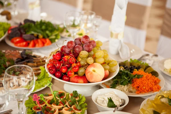 Tatil tablo kanepeler, kiraz ve salata ile