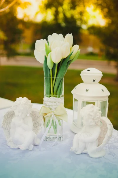 Bouquet de tulipes blanches sur la table — Photo