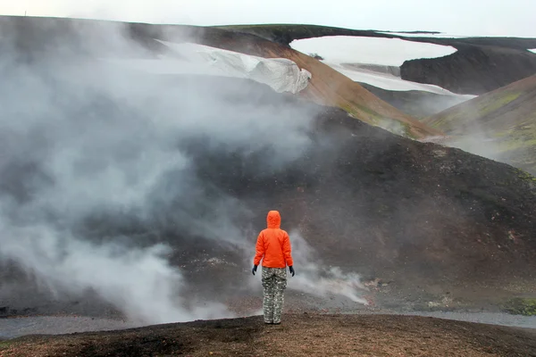 Mannen i det vulkaniska landskapet. Island. — Stockfoto