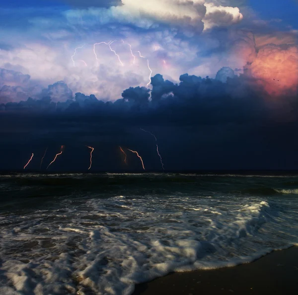 Tempesta e fulmini nel mare — Foto Stock