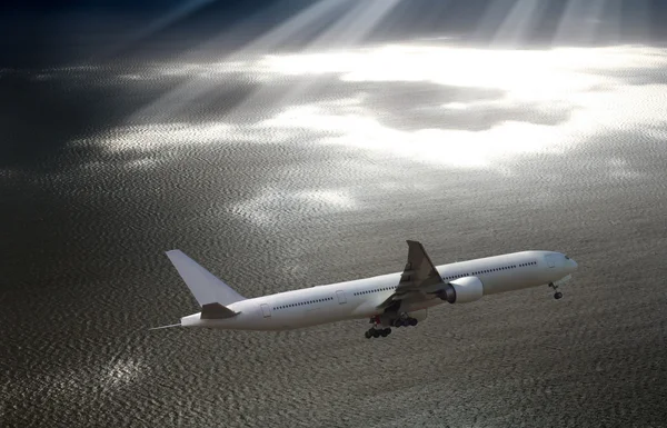 Avión despegando en el cielo sobre el mar — Foto de Stock