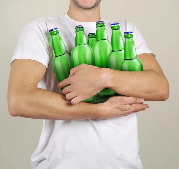 Consommateur avec beaucoup de bouteilles de bière dans les mains — Photo