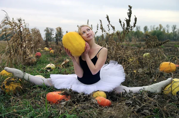 Fröhliche Ballerina auf einem Kürbisfeld — Stockfoto