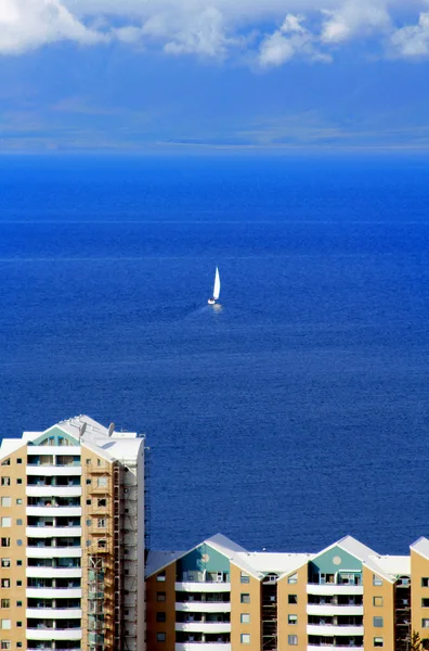 Sailboat floating away into the distance of the ocean — Stock Photo, Image