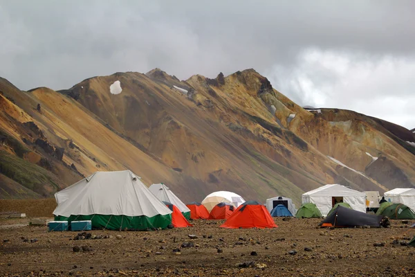 Туристическая палатка в кемпинге. Ландманналогар. Исландия — стоковое фото