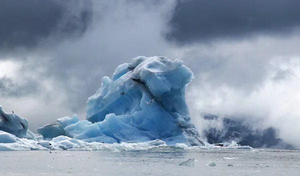 Natürlicher Eisberg im Ozean in Nordisland — Stockfoto