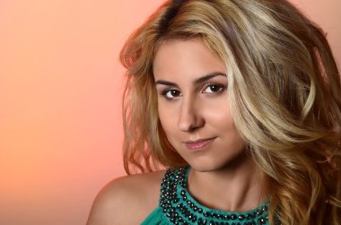 şehvetli genç sarışın bir kadın