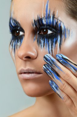 Parlak yaratıcı moda makyaj ile güzel kız 
