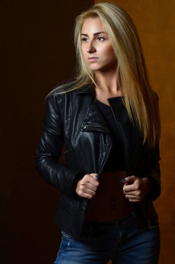 Seksi sarışın giyen deri ceket 