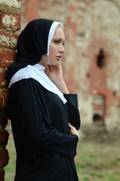 Porträt einer jungen Nonne — Stockfoto